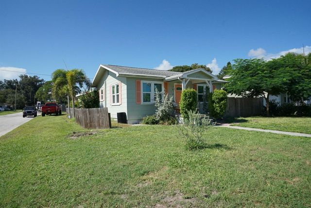 145 NE LINCOLN CIRCLE N, St Petersburg, FL 33702