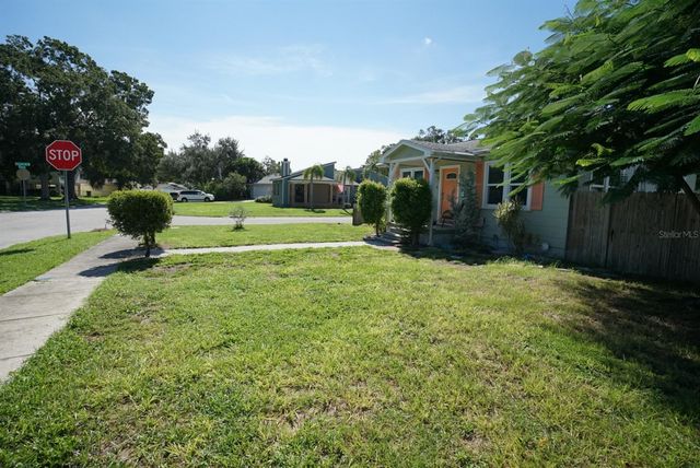 145 NE LINCOLN CIRCLE N, St Petersburg, FL 33702