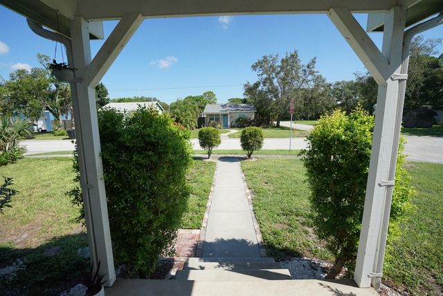145 NE LINCOLN CIRCLE N, St Petersburg, FL 33702