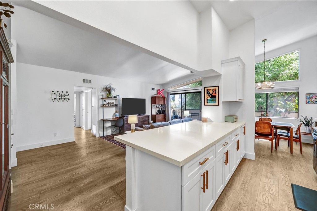 Image 1 of property listing at 5805 Whitsett Avenue 201, Valley Village, CA 91607