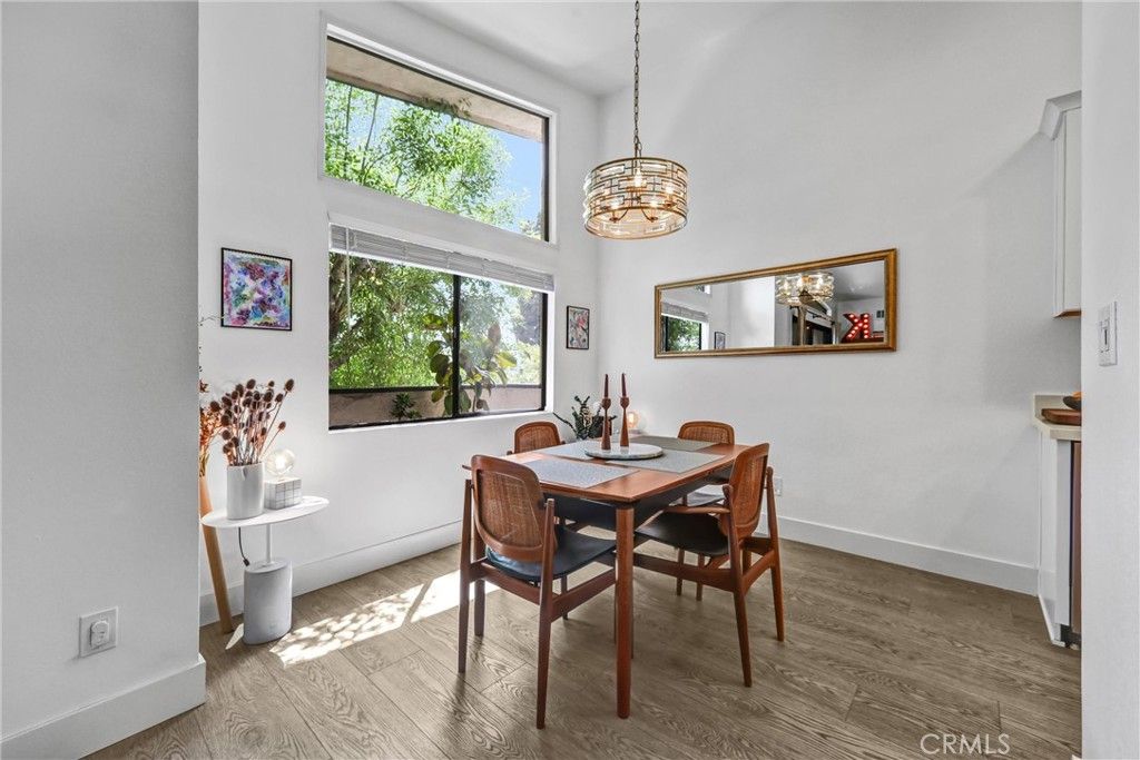 Image 10 of property listing at 5805 Whitsett Avenue 201, Valley Village, CA 91607