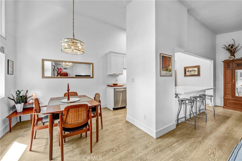 Image 11 of property listing at 5805 Whitsett Avenue 201, Valley Village, CA 91607