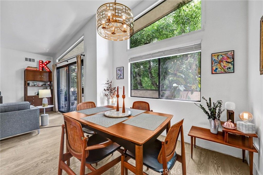 Image 12 of property listing at 5805 Whitsett Avenue 201, Valley Village, CA 91607