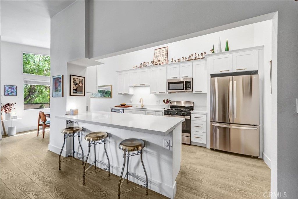 Image 13 of property listing at 5805 Whitsett Avenue 201, Valley Village, CA 91607