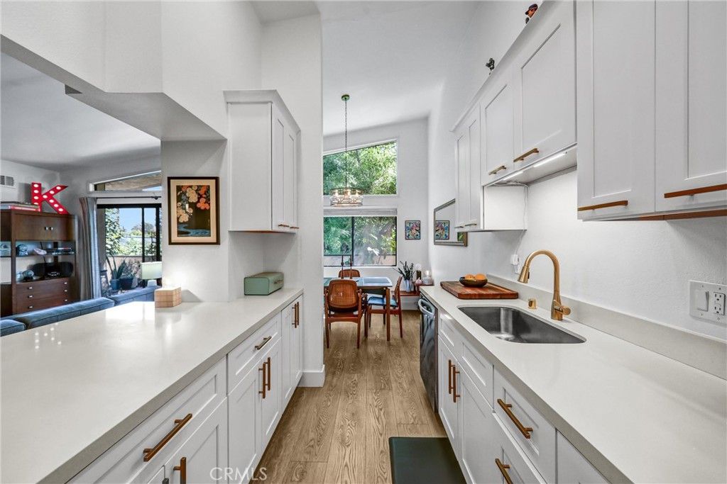 Image 14 of property listing at 5805 Whitsett Avenue 201, Valley Village, CA 91607