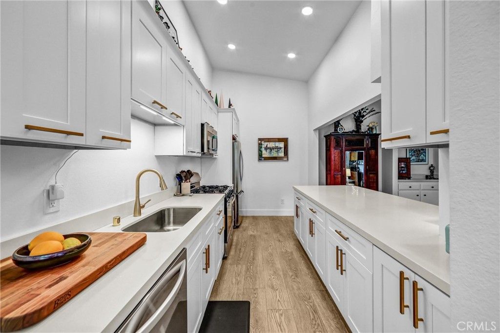 Image 15 of property listing at 5805 Whitsett Avenue 201, Valley Village, CA 91607
