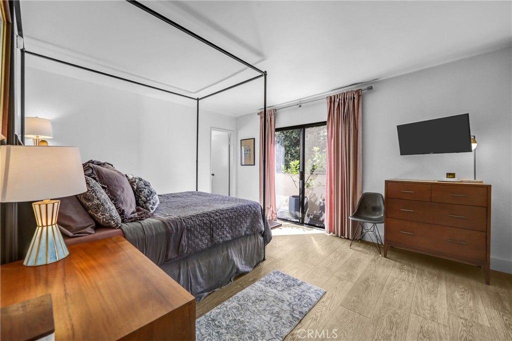 Image 16 of property listing at 5805 Whitsett Avenue 201, Valley Village, CA 91607
