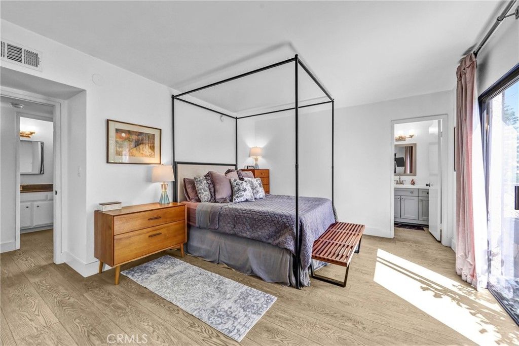 Image 17 of property listing at 5805 Whitsett Avenue 201, Valley Village, CA 91607