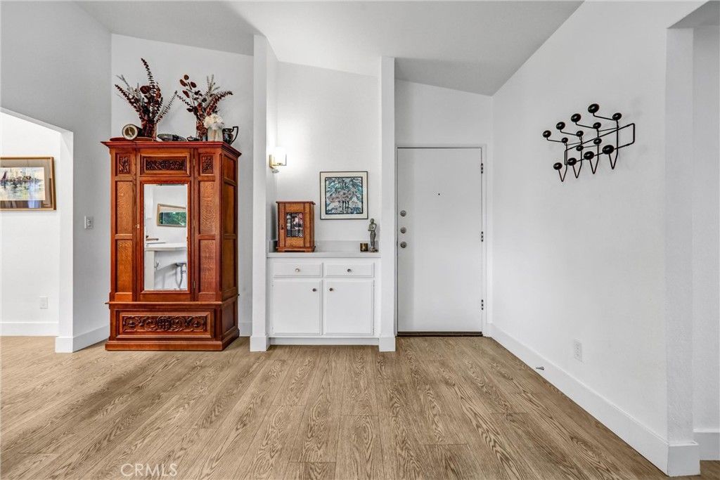 Image 2 of property listing at 5805 Whitsett Avenue 201, Valley Village, CA 91607