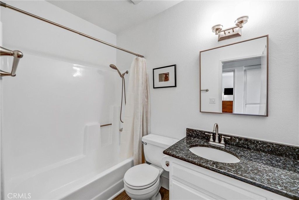 Image 20 of property listing at 5805 Whitsett Avenue 201, Valley Village, CA 91607