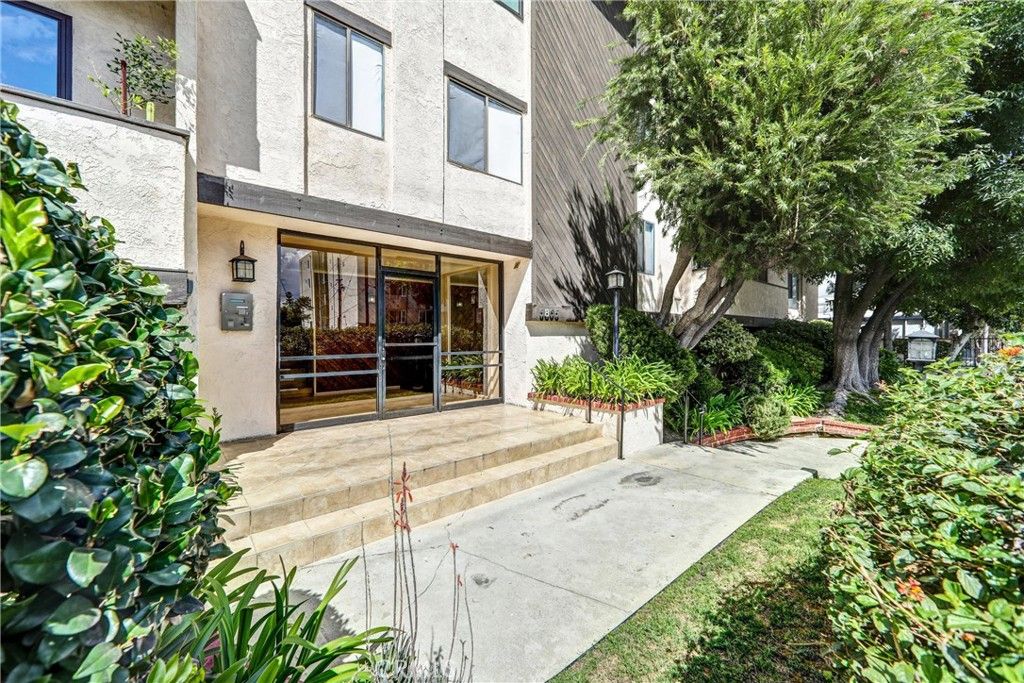 Image 22 of property listing at 5805 Whitsett Avenue 201, Valley Village, CA 91607