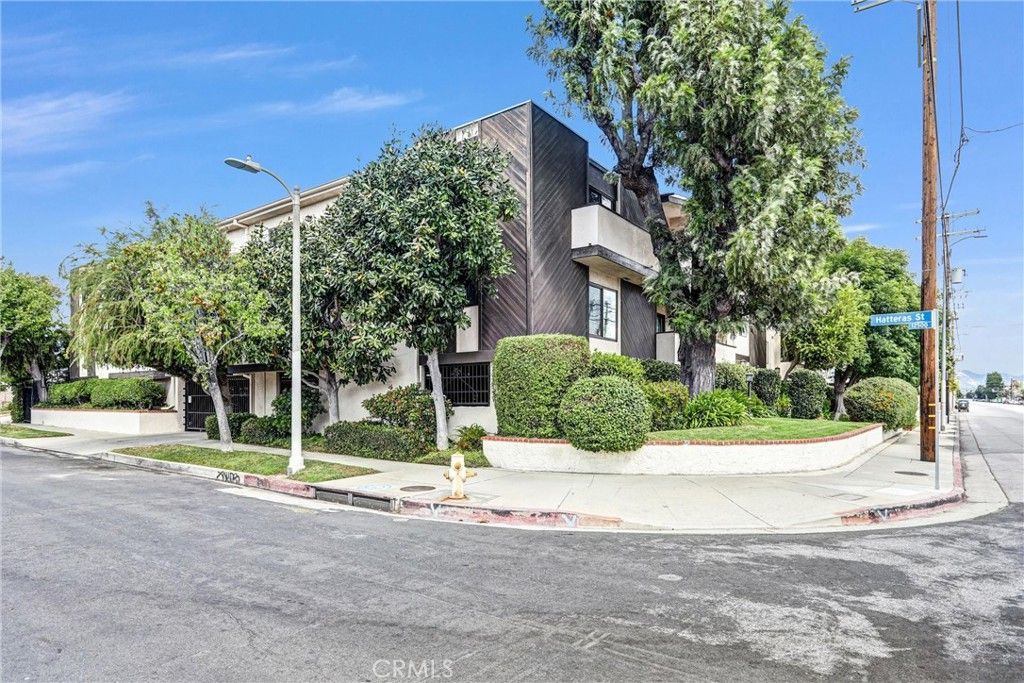 Image 23 of property listing at 5805 Whitsett Avenue 201, Valley Village, CA 91607