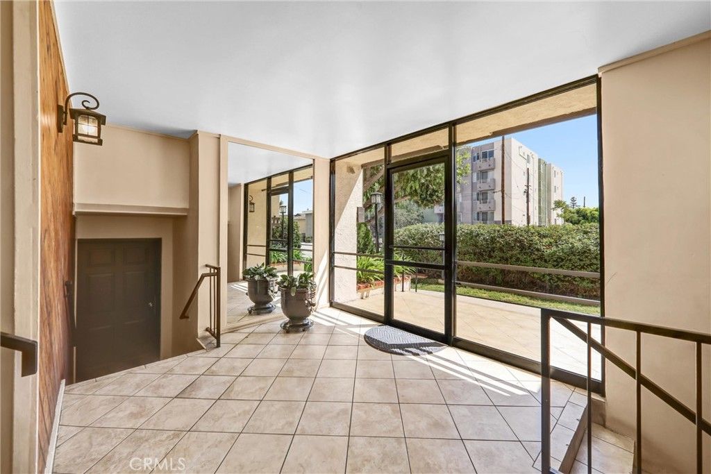 Image 24 of property listing at 5805 Whitsett Avenue 201, Valley Village, CA 91607