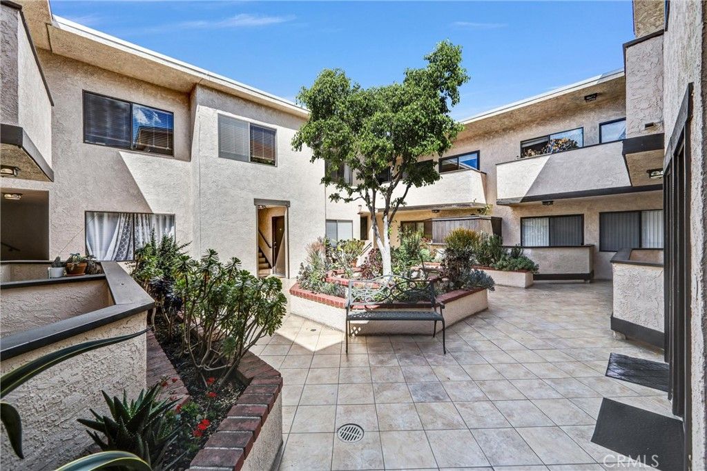 Image 25 of property listing at 5805 Whitsett Avenue 201, Valley Village, CA 91607