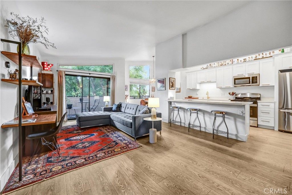 Image 3 of property listing at 5805 Whitsett Avenue 201, Valley Village, CA 91607