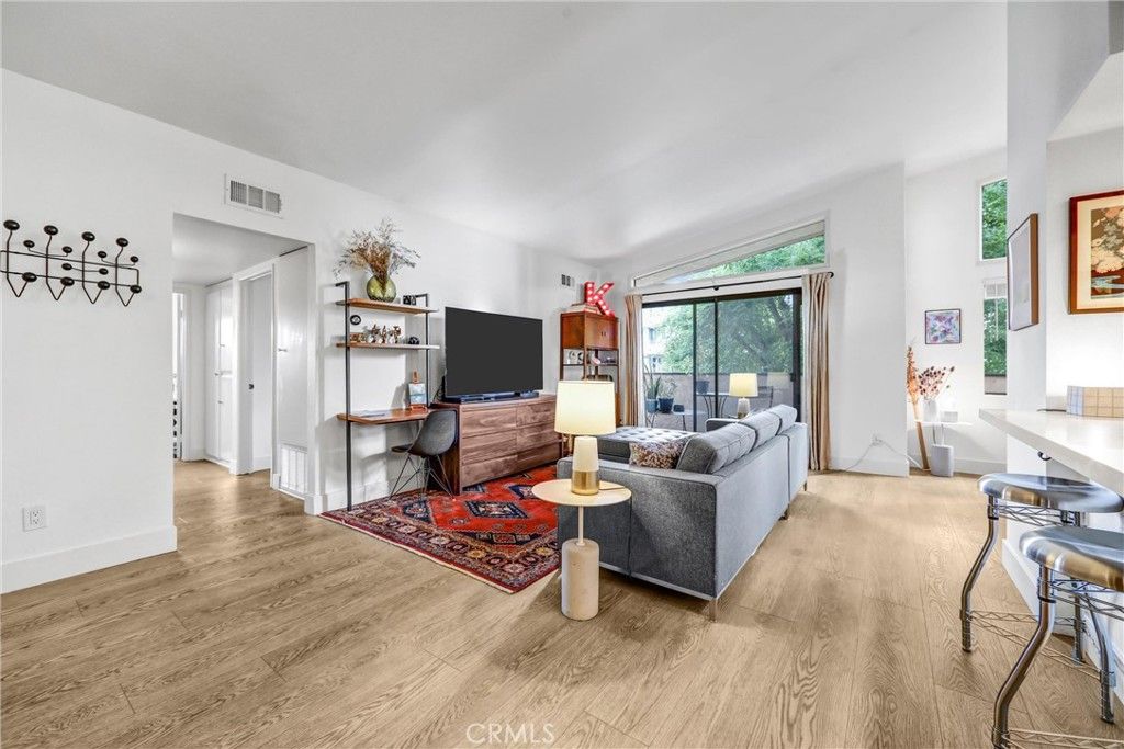 Image 4 of property listing at 5805 Whitsett Avenue 201, Valley Village, CA 91607