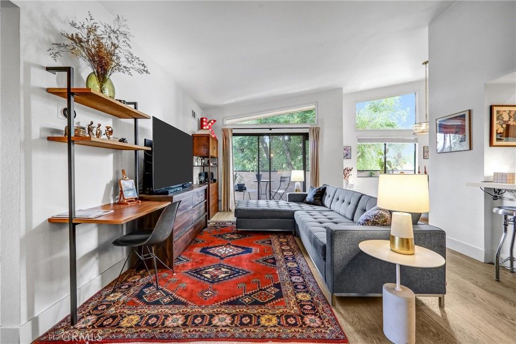Image 5 of property listing at 5805 Whitsett Avenue 201, Valley Village, CA 91607