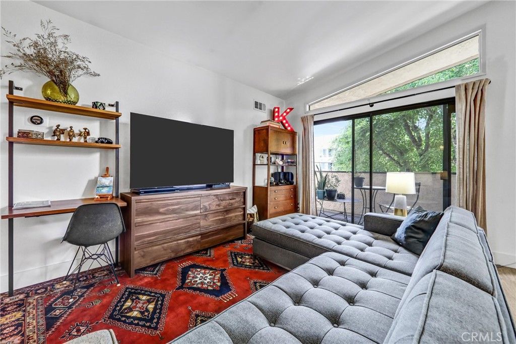 Image 6 of property listing at 5805 Whitsett Avenue 201, Valley Village, CA 91607