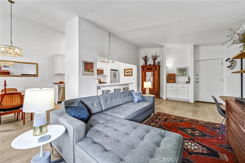 Image 7 of property listing at 5805 Whitsett Avenue 201, Valley Village, CA 91607