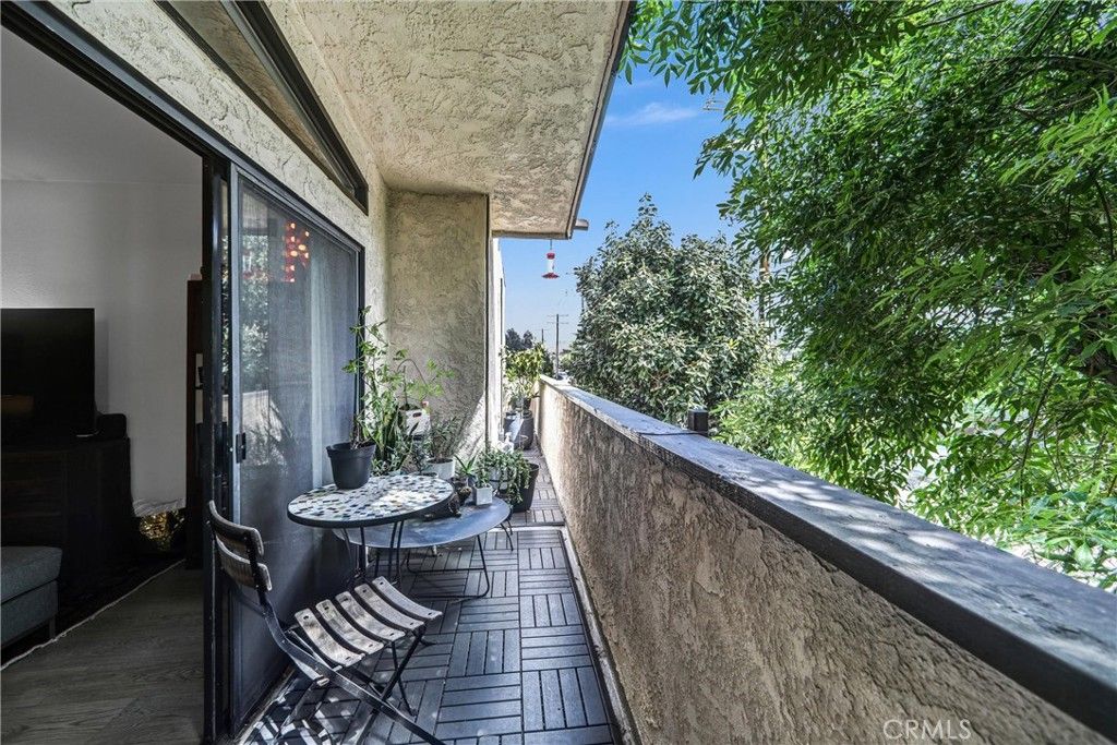 Image 9 of property listing at 5805 Whitsett Avenue 201, Valley Village, CA 91607