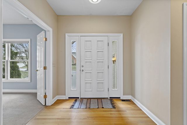 985 Linworth Village Drive, Columbus, OH 43235