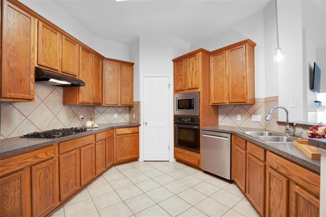 281 Hutton DR, Kyle, TX 78640