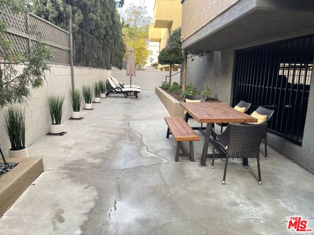 5325 Denny Avenue, North Hollywood (los Angeles), CA 91601