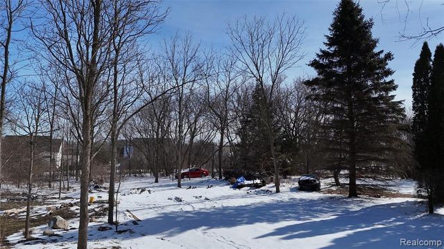 6106 E River Road, Flushing, MI 48433