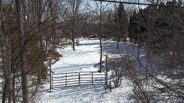 6106 E River Road, Flushing, MI 48433