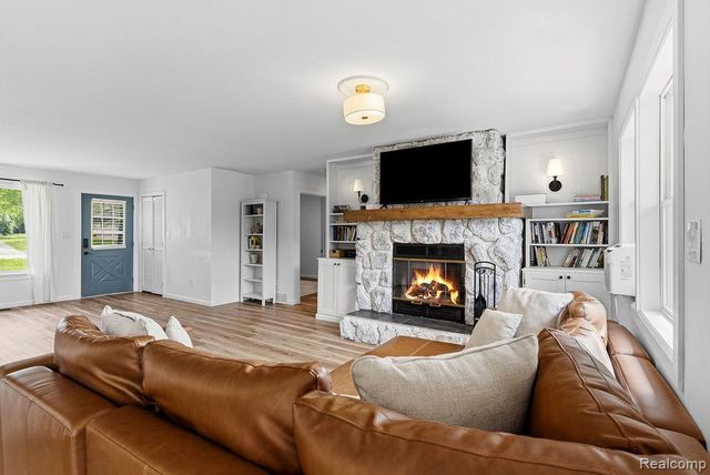 233 Peninsula Lake Drive, Highland, MI 48357