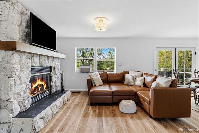233 Peninsula Lake Drive, Highland, MI 48357