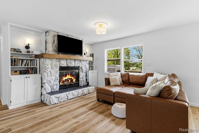 233 Peninsula Lake Drive, Highland, MI 48357