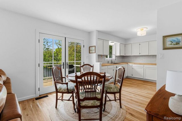 233 Peninsula Lake Drive, Highland, MI 48357