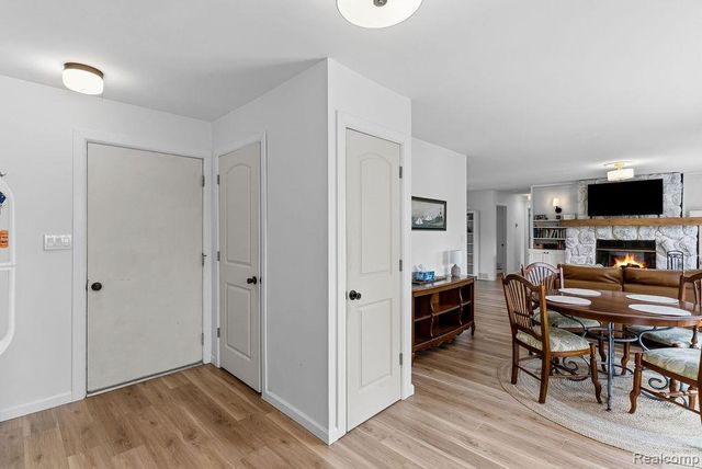 233 Peninsula Lake Drive, Highland, MI 48357