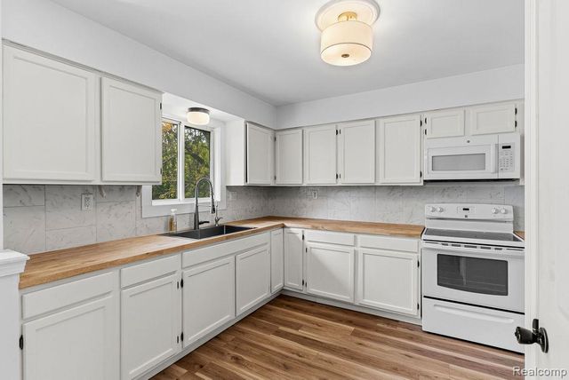 233 Peninsula Lake Drive, Highland, MI 48357