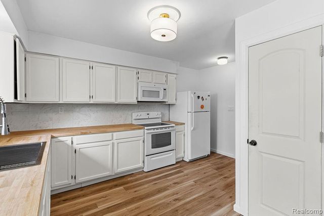233 Peninsula Lake Drive, Highland, MI 48357