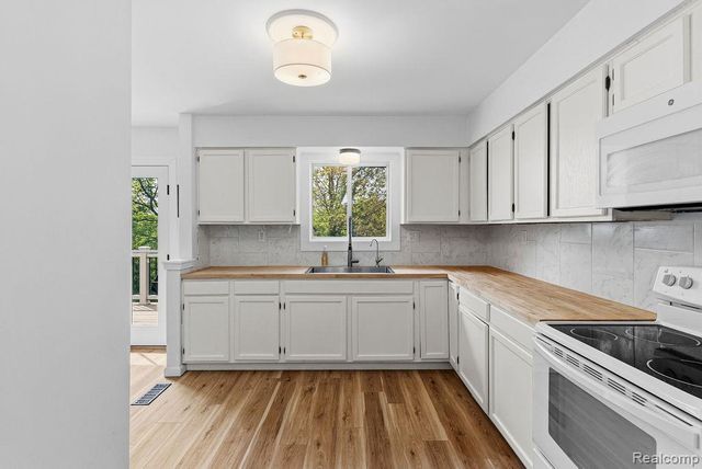 233 Peninsula Lake Drive, Highland, MI 48357