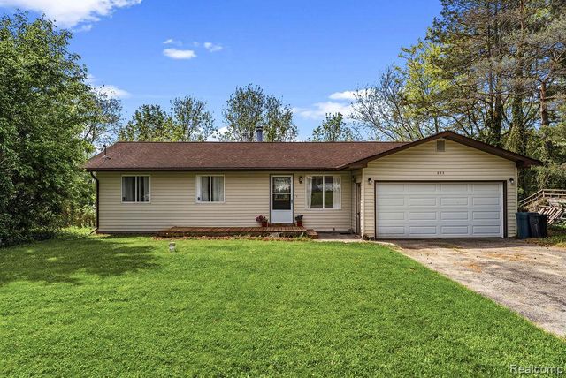 233 Peninsula Lake Drive, Highland, MI 48357