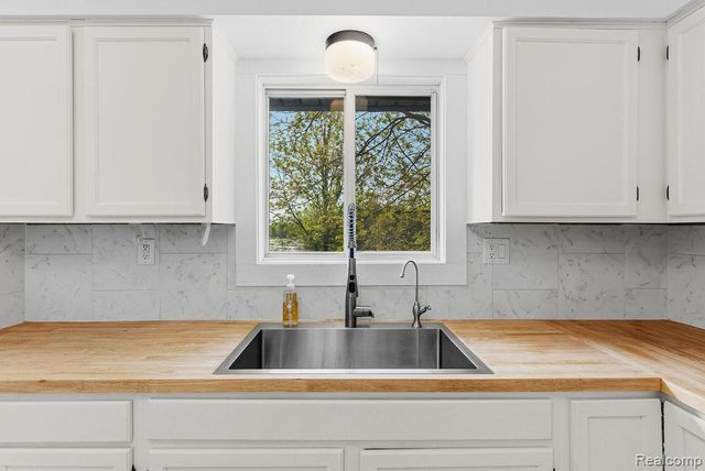 233 Peninsula Lake Drive, Highland, MI 48357