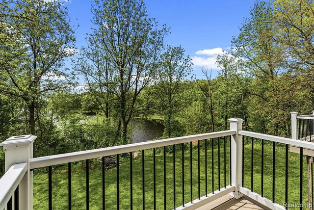 233 Peninsula Lake Drive, Highland, MI 48357