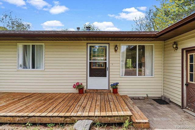233 Peninsula Lake Drive, Highland, MI 48357