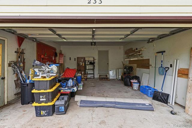 233 Peninsula Lake Drive, Highland, MI 48357