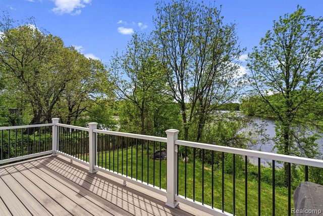 233 Peninsula Lake Drive, Highland, MI 48357