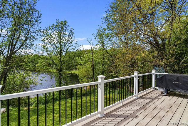 233 Peninsula Lake Drive, Highland, MI 48357