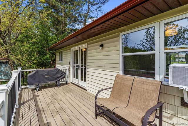 233 Peninsula Lake Drive, Highland, MI 48357