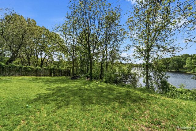 233 Peninsula Lake Drive, Highland, MI 48357