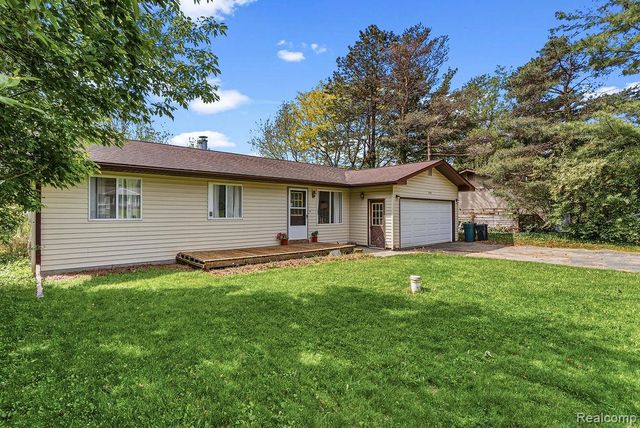 233 Peninsula Lake Drive, Highland, MI 48357