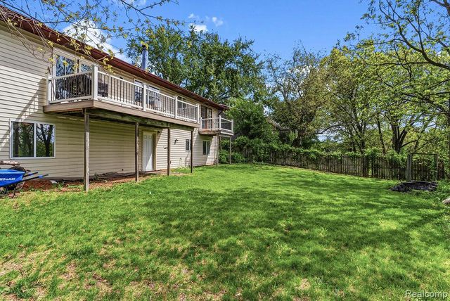233 Peninsula Lake Drive, Highland, MI 48357