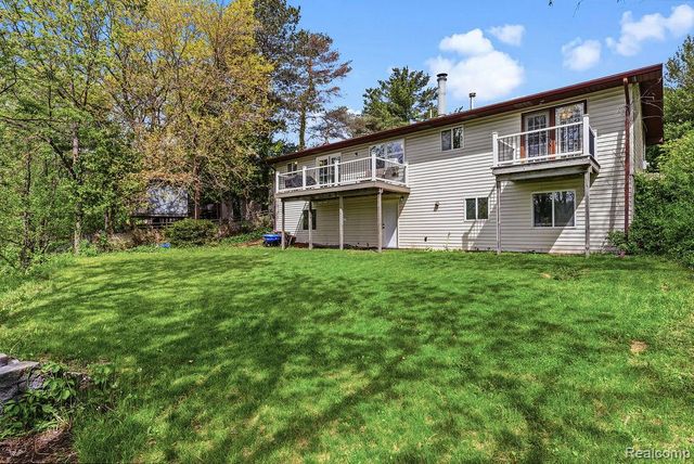 233 Peninsula Lake Drive, Highland, MI 48357