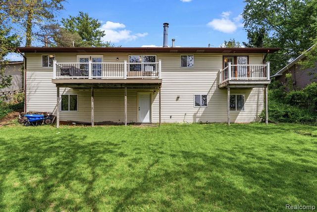 233 Peninsula Lake Drive, Highland, MI 48357